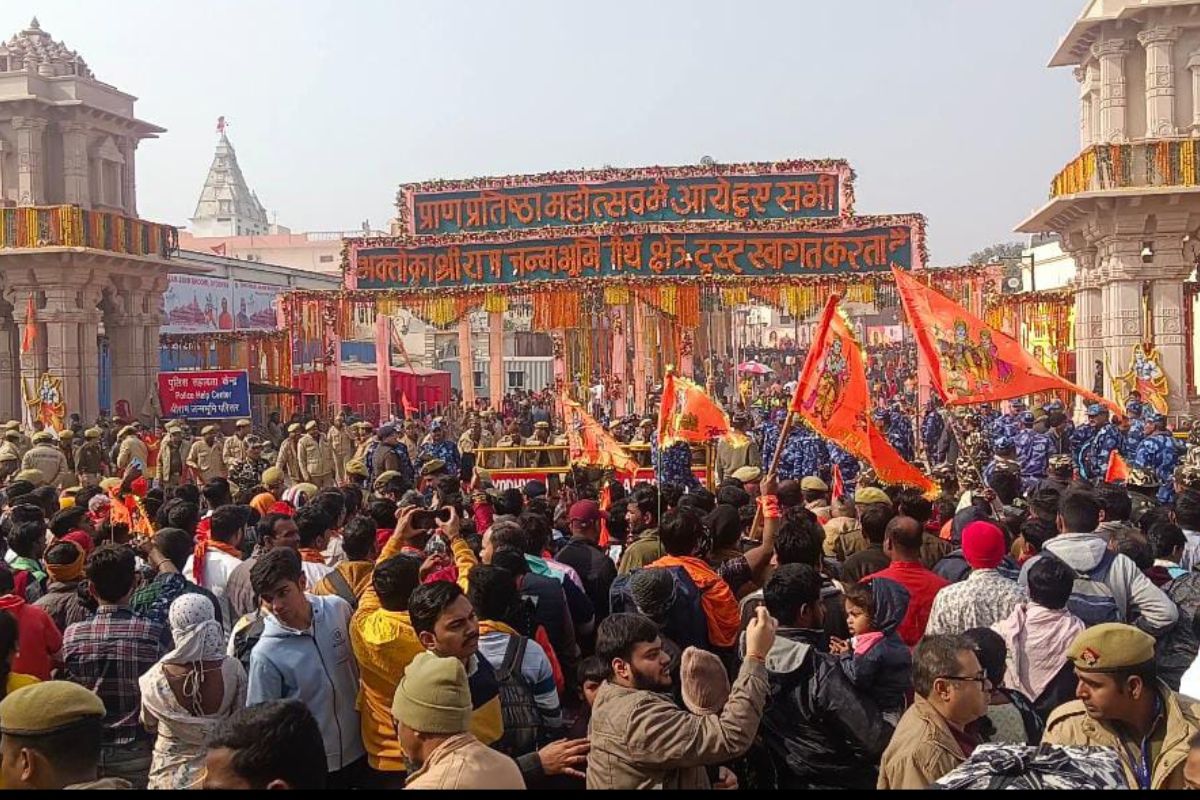 रामनगरी अयोध्या में रामभक्तो की उमड़ी भीड़,बनाई गई फास्ट-ट्रैक लाइन