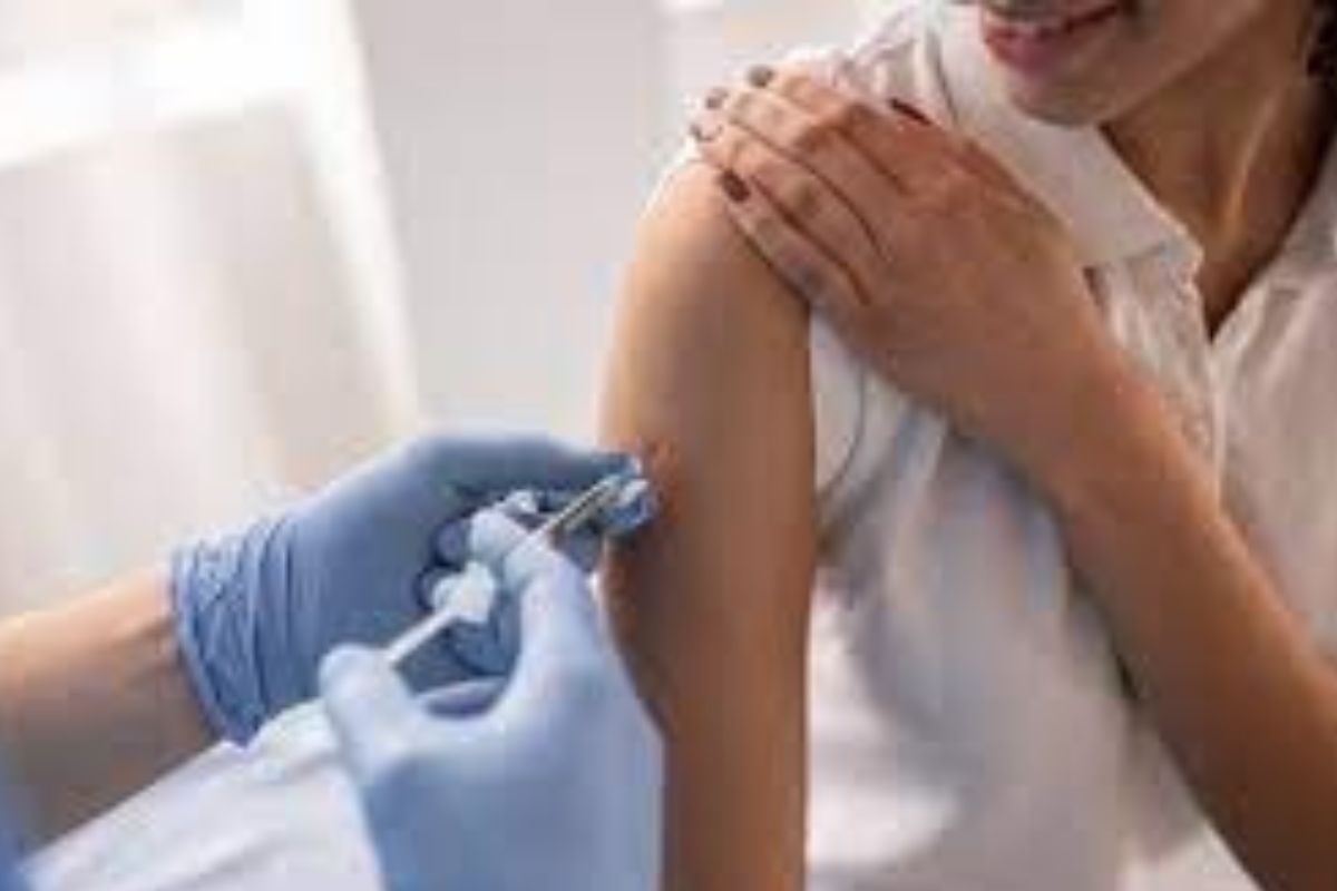 जानें कौन सी बीमारी से बचाती है HPV वैक्सीन और किस उम्र के लोगों को लगवानी चाहिए?