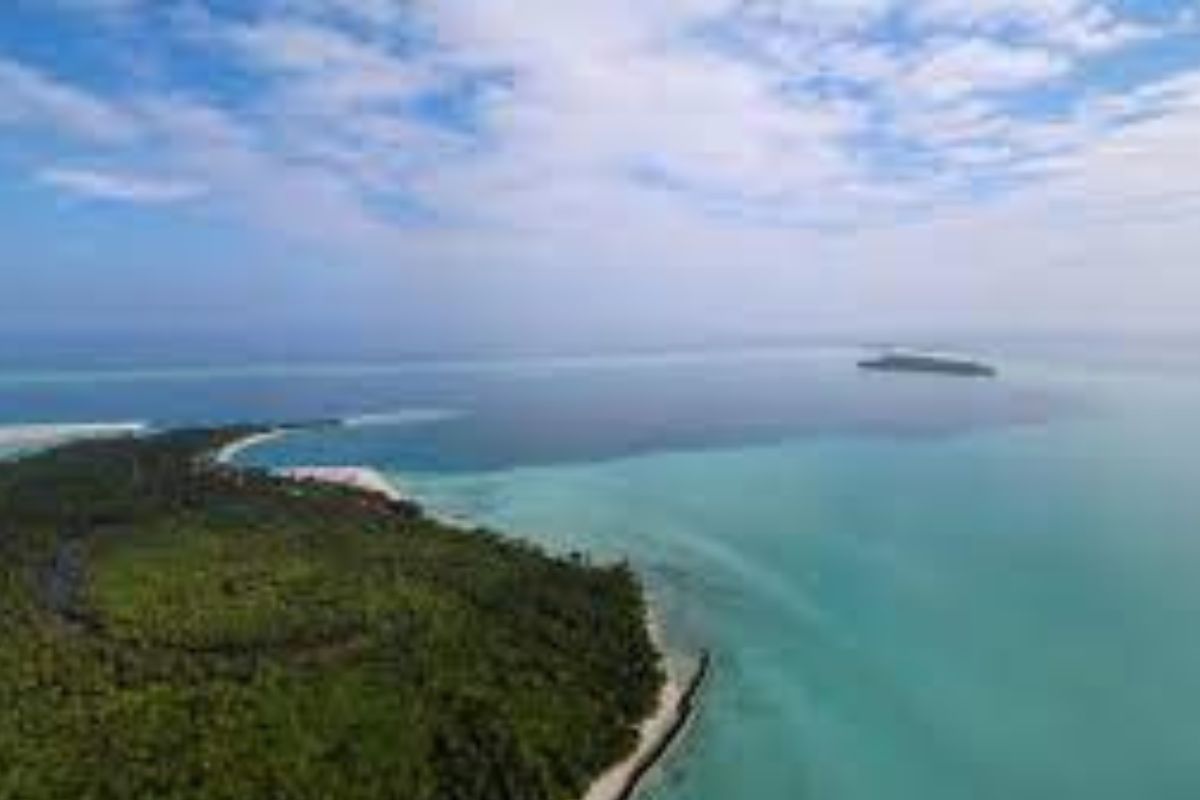 लक्षद्वीप हो या मालदीव, घूमने जा रहे हैं, तो ये 5 जरूरी चीजें जरूर ले जाएं